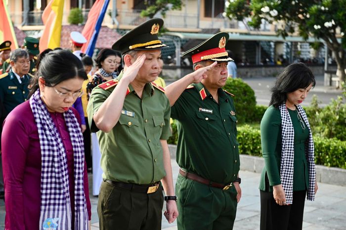  Trước chương trình, Thiếu tướng Nguyễn Thành Trung và Thiếu tướng Tạ Văn Đẹp cùng các đại biểu thực hiện nghi thức chào cờ, dâng hương tưởng niệm trước tượng đài Chủ tịch TP.HCM trong khuôn viên Bộ Tư lệnh TP.HCM. 