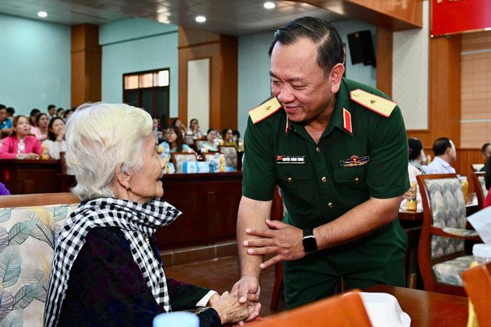  Bà Trần Thị Hương, vợ thương binh nặng, xúc động khi được Thiếu tướng Nguyễn Thành Trung thăm hỏi. Cũng trong buổi lễ, ban tổ chức trao di ảnh phục dựng đợt 1 cho 54 thân nhân liệt sĩ. Các sản phẩm đã được thân nhân đối chiếu, xác nhận trước khi in và đóng khung, góp phần lưu giữ ký ức và tri ân các Anh hùng liệt sĩ đã hy sinh để bảo vệ Tổ quốc. 