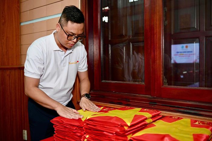  Đại diện Team Lee cho biết nhóm đã hoàn thành phục dựng hơn 100 di ảnh liệt sĩ. Đối với những liệt sĩ không có ảnh chụp, nhóm dựa trên ký ức thân nhân, tìm người thân có nét mặt có nhiều điểm tương đồng nhất với liệt sĩ và tiến hành phục dựng. "Thời điểm công nghệ chưa phát triển, mỗi bức ảnh phải mất gần một tuần mới hoàn thành. Hiện, thời gian đã rút ngắn còn 1-2 ngày", anh Lê Quyết Thắng, đại diện quản lý Team Lee, cho hay. Mỗi di ảnh đều được đội ngũ sắp xếp theo số thứ tự, bọc cờ đỏ sao vàng chỉn chu trước khi trao tay thân nhân. 