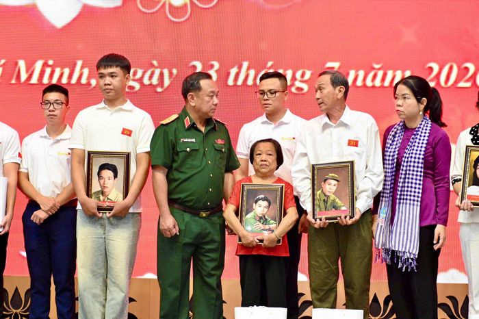  Theo Bộ Tư lệnh TP.HCM, việc tổ chức trao ảnh bảo đảm trang trọng, thành kính, chu đáo, thiết thực và phù hợp với điều kiện của từng gia đình. Mọi thông tin về họ tên, diện mạo và đặc điểm nhận dạng của liệt sĩ phải được kiểm tra kỹ lưỡng. Công tác tổ chức được thực hiện với sự phối hợp giữa Bộ Tư lệnh TP.HCM, Công an TP.HCM, nhóm phục dựng ảnh và chính quyền địa phương nhằm bảo đảm mỗi bức di ảnh đến tay thân nhân với sự trân trọng và chính xác cao nhất. 