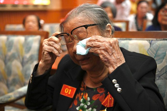  "Suốt năm tháng chồng đi kháng chiến, tôi chưa từng hồi âm thư vì ông thay đổi địa bàn hoạt động liên tục. Những ngày cuối đời, bên dòng sông Nhật Lệ, ông vẫn viết thư về, dặn nếu con trai hãy đặt Lương Đình Chiến mong chiến tranh mau kết thúc, còn sinh con gái thì đặt Lương Thị Cẩm Thơ vì ông thích ngâm thơ", bà Ân kể ký ức về người chồng liệt sĩ với Tri Thức - Znews. 