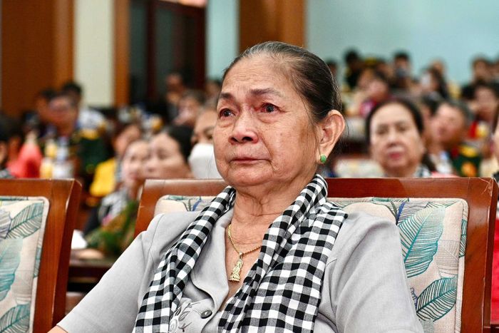  Theo kế hoạch, chỉ những bức ảnh đã hoàn thành phục dựng, được kiểm tra, đối chiếu và có xác nhận của thân nhân trước ngày 20/7 mới được đưa vào đợt trao đầu tiên. Đối với các ảnh đã hoàn thành nhưng không nằm trong danh sách trao tập trung ngày 23/7, Ban Chỉ huy quân sự các xã, phường, đặc khu sẽ tham mưu cấp ủy, chính quyền địa phương tổ chức trao trực tiếp cho thân nhân. Trong ảnh, bà Nguyễn Thị Thủy Chung (xã Ngãi Giao) rưng rưng khi nghe bài hát về mẹ. 