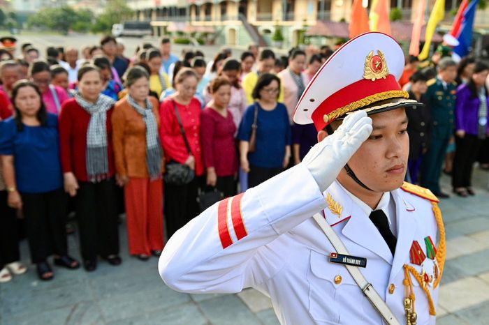  Từ sáng sớm, thân nhân của 54 gia đình liệt sĩ tại TP.HCM đã tới dự chương trình họp mặt. Hoạt động nằm trong chuỗi chương trình "Đền ơn đáp nghĩa" của lực lượng vũ trang thành phố, hướng đến kỷ niệm Ngày Thương binh - Liệt sĩ (27/7/1947-27/7/2026). 