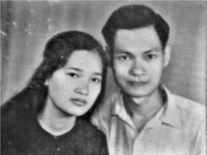  Vợ chồng Minh Hiền - Nguyễn Hồ chụp hình năm 1973 trong chiến khu Lò Gò. Ảnh: Tư liệu gia đình / Chụp lại từ sách. 