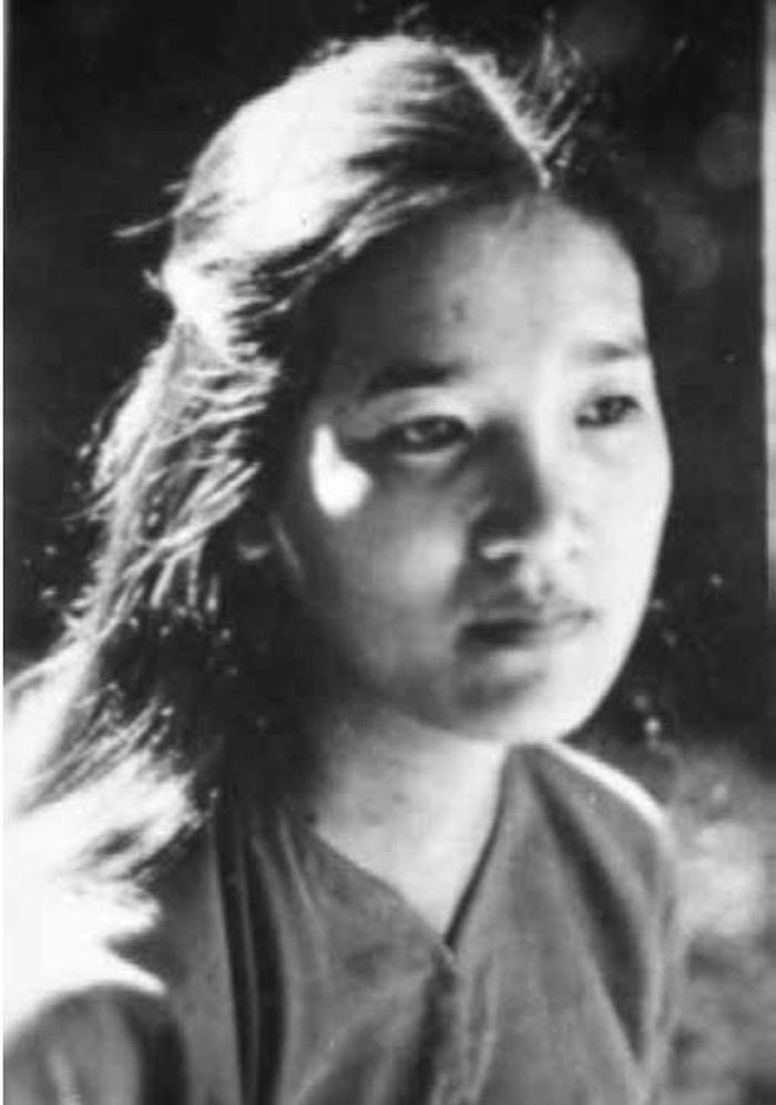  Nhà báo Minh Hiền, 1967. Ảnh: Lâm Tấn Tài/ Chụp lại từ sách. 