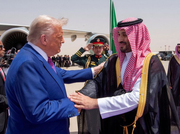Tổng thống Mỹ Donald Trump bắt tay với Thái tử Saudi Arabia Mohammed Bin Salman trong một buổi lễ đón tiếp tại Riyadh (Saudi Arabia) tháng 5/2025. Ảnh: Reuters.
