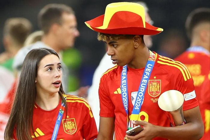  Hình ảnh cô gái trẻ liên tục xuất hiện bên nhà vô địch Euro giúp Alex Padilla nhanh chóng nổi tiếng trên mạng xã hội. Chỉ sau vài ngày, lượng người theo dõi của cô tăng mạnh khi người hâm mộ tò mò về chuyện tình của một trong những tài năng sáng giá nhất bóng đá châu Âu. Trên kênh TikTok, Padilla không chia sẻ về mối quan hệ với ngôi sao bóng đá Tây Ban Nha, giữ chuyện tình cảm riêng tư. Tuy nhiên, mối quan hệ này cũng không kéo dài lâu. Sau Euro 2024, cả hai đường ai nấy đi và Yamal bước sang những chương mới trong đời sống tình cảm. Ảnh: Rex. 