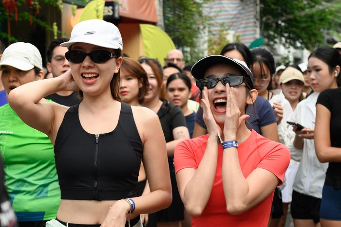 Cung đường chạy vỏn vẹn 5 km vòng quanh khu vực Thảo Điền. Không đặt nặng thành tích, buổi chạy hướng đến việc kết nối cộng đồng và tạo thêm động lực để mọi người duy trì thói quen vận động, giống như cách không gian này khuyến khích những cuộc gặp gỡ vào mỗi tối.