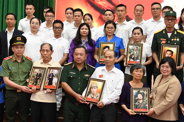 Thiếu tướng Nguyễn Thành Trung, Chính ủy Bộ Tư lệnh TP.HCM, trao di ảnh, thăm hỏi thân nhân gia đình liệt sĩ sáng 23/7. Ảnh: Hoài Bảo.