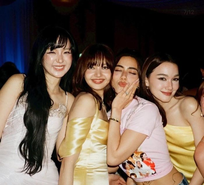 Thanaerng Kanyawee, Lisa, Kimmy Kimberley và Diana Flipo trong tiệc cưới của Yaya và Nadech. Ảnh: Thairath.