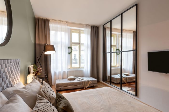 Ngoài tủ quần áo, két sắt còn được đặt dưới mini bar hoặc trên kệ cao. Ảnh: Supplyhotel.
