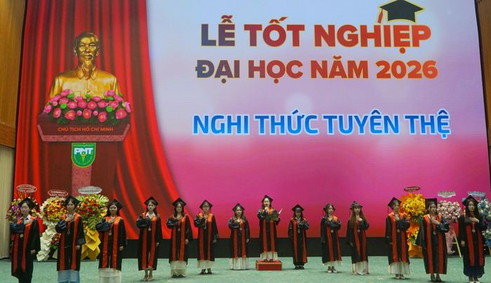  Sinh viên tốt nghiệp đợt 1 năm 2026 thực hiện nghi thức tuyên thệ trước khi được trao bằng. Ảnh: Nguyễn Thuận. 