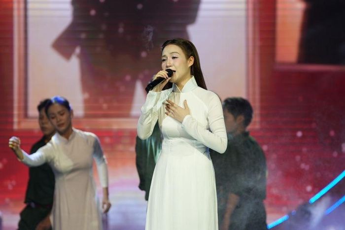 Quán quân Sao Mai 2017 - Thu Thủy xúc động hát "Hàng bia trắng" tri ân các anh hùng liệt sĩ