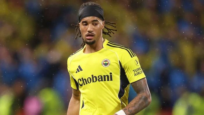 Archie Brown lọt tầm ngắm của hai ông lớn Chelsea và MU