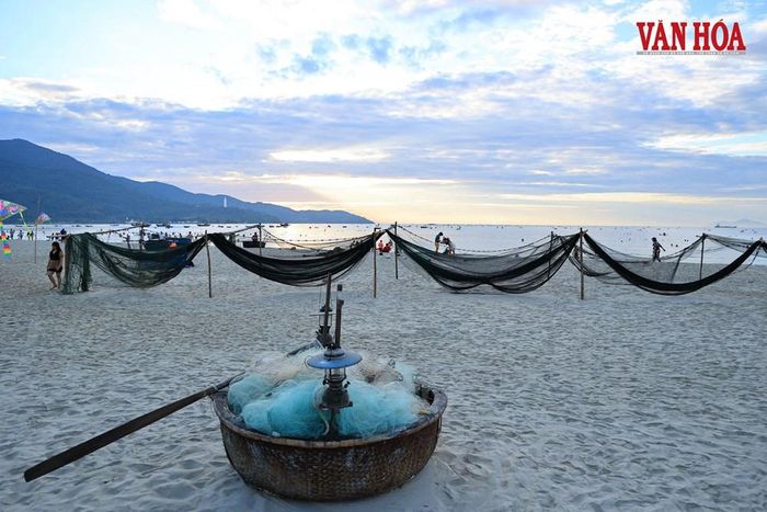 Không gian "Đón nhịp chợ cá bình minh" trên biển Mân Thái