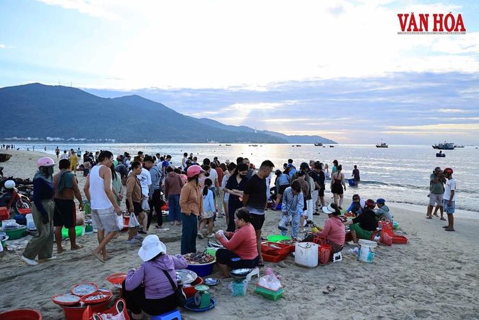 Phiên chợ buổi sớm ngay bên bờ biển
