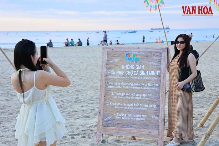 Du khách check-in không gian "Đón nhịp chợ cá bình minh"
