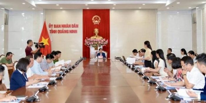 Ông Bùi Văn Khắng, Phó Bí thư Tỉnh ủy, Chủ tịch UBND tỉnh chủ trì cuộc họp. Ảnh QN