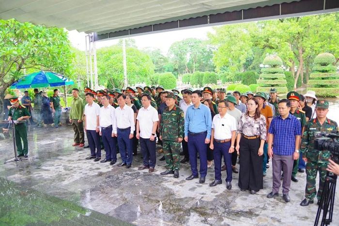Các đại biểu thành kính dâng hương, bày tỏ lòng thành kính và biết ơn sâu sắc đối với các Anh hùng liệt sĩ. Ảnh: Bộ Chỉ huy Quân sự tỉnh Điện Biên