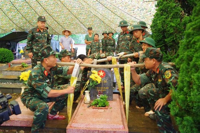 Quy trình kỹ thuật lấy mẫu, vận chuyển, bàn giao, bảo quản và lưu trữ mẫu hài cốt liệt sĩ được thực hiện bảo đảm chặt chẽ, khoa học và đúng quy định.Ảnh: Bộ Chỉ huy Quân sự tỉnh Điện Biên