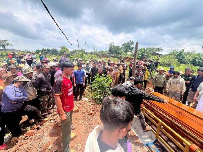 Gia đình cùng hàng trăm người dân, cán bộ, chiến sĩ và chính quyền địa phương đã có mặt để tiễn biệt người chiến sĩ trẻ về nơi an nghỉ cuối cùng