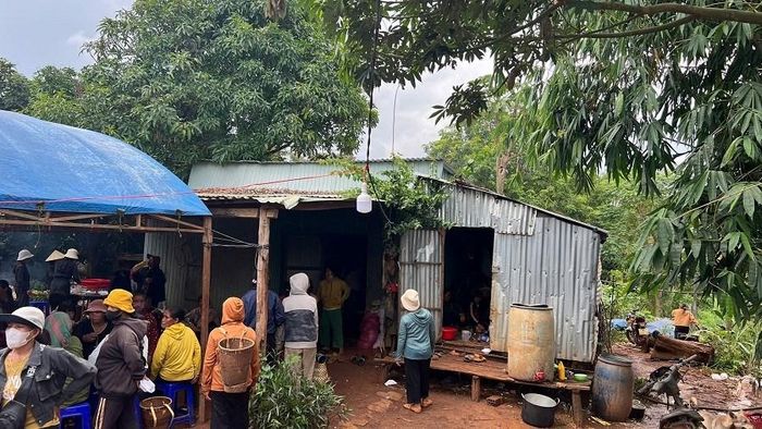 Căn nhà nơi Thiêp sinh sống cùng gia đình vợ tại làng Tai Pêr, được quây tạm bằng những tấm tôn cũ