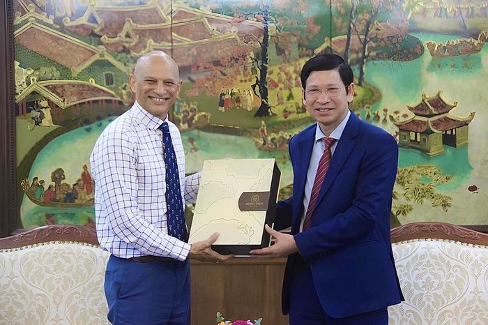 Thứ trưởng Hồ An Phong tặng quà lưu niệm ông Tarun Sawney