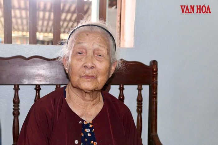 Mái tóc bạc trắng phủ xuống gương mặt đã in dấu thời gian, còn giọng nói của mẹ vẫn rõ ràng mỗi khi nhắc đến tên các con như thể những cuộc chia ly ngàn trùng chưa từng lùi xa