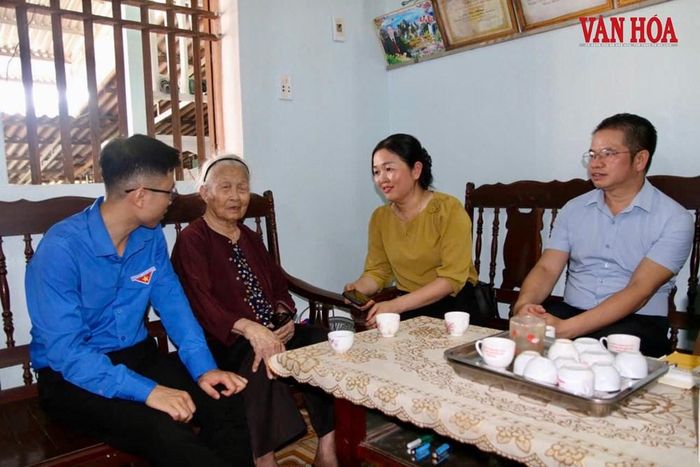 Các đoàn cán bộ, đoàn viên, học sinh, người dân tìm đến căn nhà của mẹ Nhường thăm hỏi, tri ân