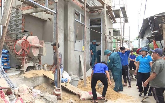 Ngôi nhà mới của gia đình anh Nguyễn Văn Dũng tại xã Mang Yang gần đến ngày hoàn thiện nhờ sự hỗ trợ ngày công của các lực lượng