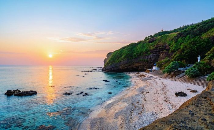 Vẻ đẹp hoang sơ cùng cảnh quan biển đảo đặc sắc đưa Lý Sơn trở thành điểm đến yêu thích của nhiều du khách