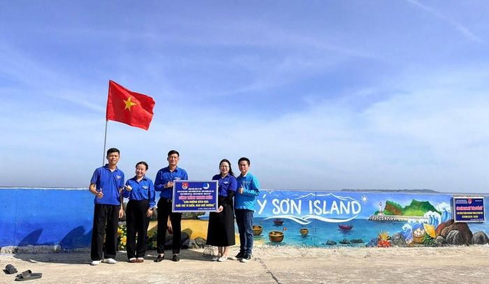 Công trình "Con đường bích họa - Tuổi trẻ vì biển đảo quê hương" góp phần quảng bá hình ảnh Lý Sơn xanh, sạch, đẹp đến với du khách