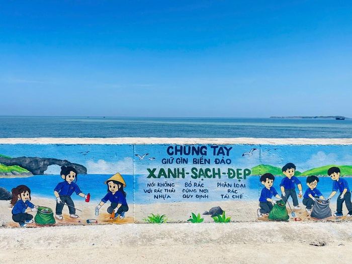 Con đường bích họa truyền tải thông điệp chung tay giảm rác thải, bảo vệ môi trường biển
