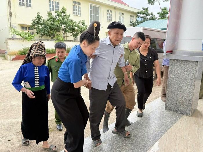 Cùng với đó, UBND xã chỉ đạo Trung tâm Dịch vụ tổng hợp xã đẩy mạnh công tác tuyên truyền nhằm nâng cao nhận thức của người dân về ý nghĩa nhân văn của việc xây dựng cơ sở dữ liệu ADN, tạo sự đồng thuận và tích cực tham gia của các gia đình liệt sĩ