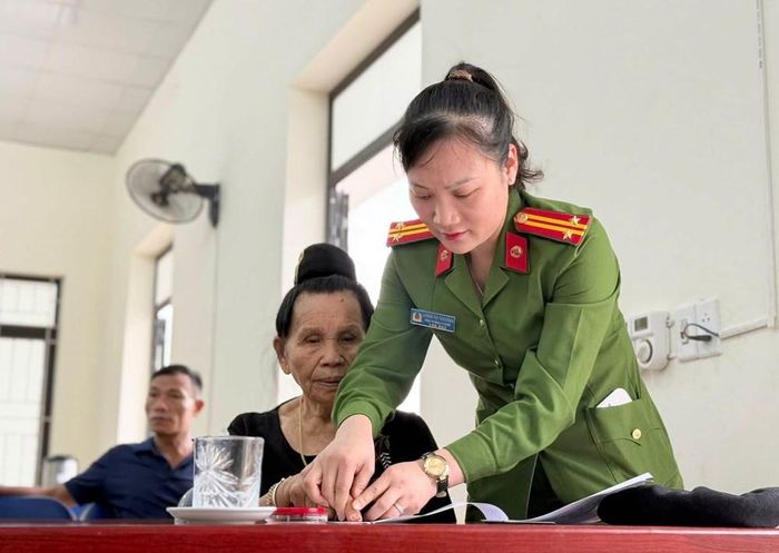 Nhằm tạo điều kiện thuận lợi cho người dân, UBND xã đã huy động lực lượng Công an xã, Ban Chỉ huy Quân sự xã, Phòng Văn hóa - Xã hội và các tổ chức chính trị - xã hội cùng phương tiện hỗ trợ đưa đón, hướng dẫn thân nhân trong suốt quá trình thực hiện