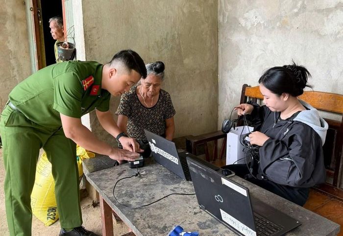Bên cạnh đó, tổ lưu động đã trực tiếp đến tận nhà để lấy mẫu sinh phẩm đối với những thân nhân bị ốm đau, tuổi cao hoặc không thể đi lại.