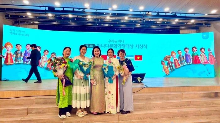 Tham tán Công sứ Nguyễn Thị Thái Bình chụp ảnh với các cô dâu Việt Nam đoạt giải.