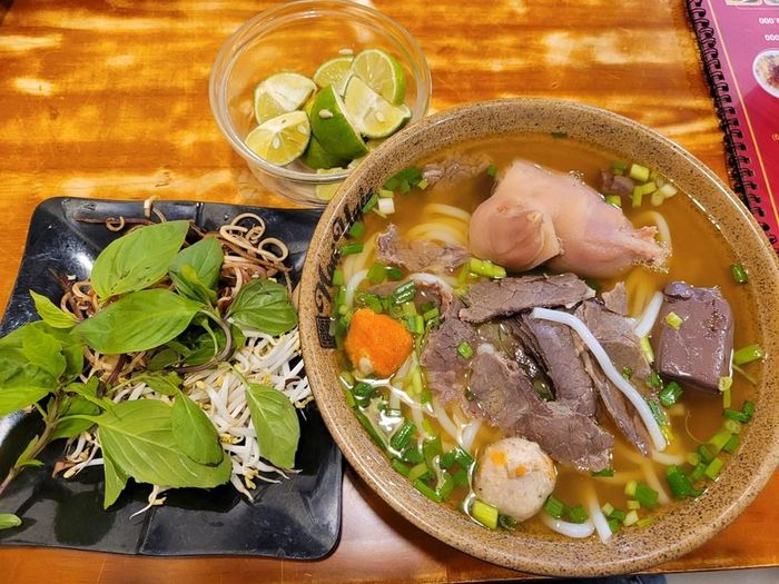 Bún bò Huế - đặc sản được nhiều du khách lựa chọn khi đến với vùng đất cố đô