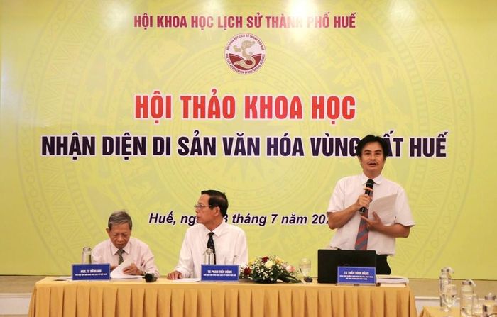 Các đại biểu chủ trì Hội thảo khoa học "Nhận diện văn hóa di sản vùng đất Huế". Ảnh: S.Thùy