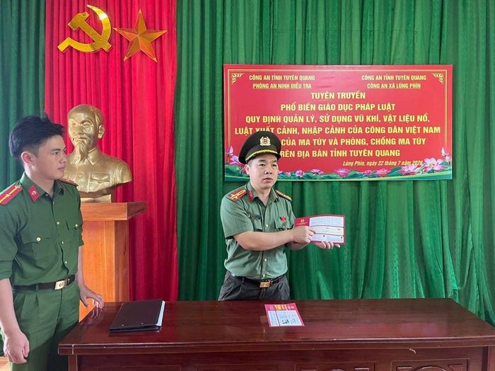 Báo cáo viên Phòng PA09 Công an tỉnh tuyên truyền pháp luật tại hội nghị