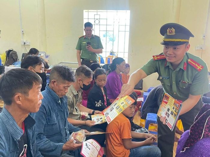 Đông đảo người dân xã Lũng Phìn tham gia hội nghị tuyên truyền pháp luật