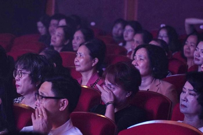 Nhiều khán giả xúc động sau khi theo dõi các vở diễn của Nhà hát Kịch Việt Nam