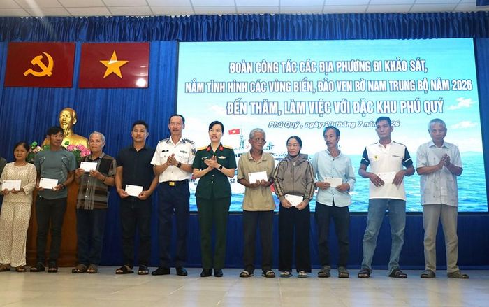 Tặng quà cho các gia đình chính sách trên đặc khu Phú Quý