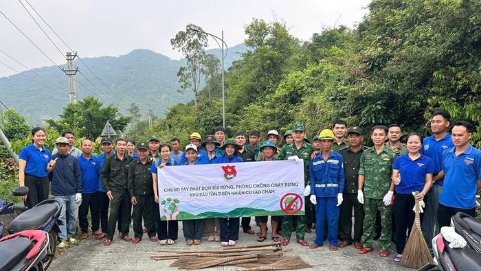 BQL Khu BTTN Cù Lao Chàm phối hợp với các lực lượng chức năng và địa phương phát dọn bìa rừng, thu gom vật liệu dễ cháy