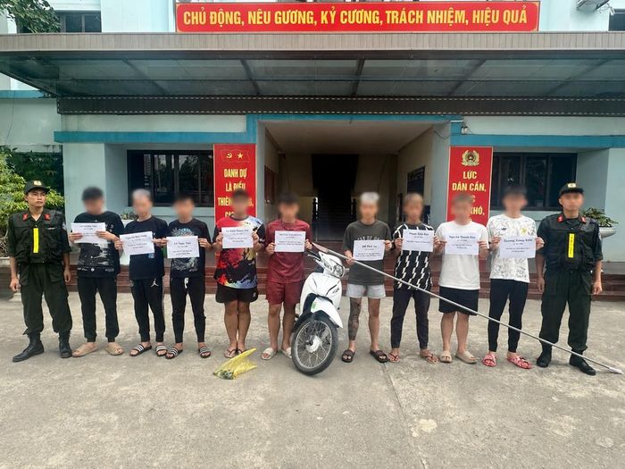 Các đối tượng cùng số hung khí và tang vật bị lực lượng Công an thu giữ. Ảnh: Công an Thanh Hóa