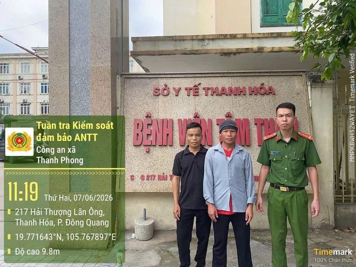 Công an xã Thanh Phong (Thanh Hóa) vận động đưa người mắc bệnh tâm thần đi điều trị để phòng ngừa tội phạm. Ảnh: Công an Thanh Hóa