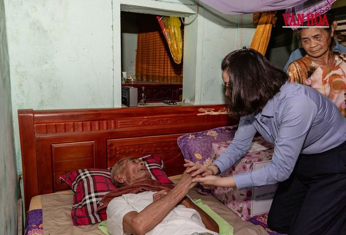 Tặng quà, động viên ông Đặng Huỳnh (xã Quảng Trạch - Quảng Trị), người hoạt động kháng chiến bị nhiễm chất độc hóa học