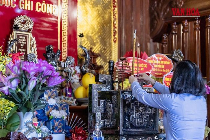 Bà Nguyễn Thị Minh Tâm, Phó Trưởng đoàn chuyên trách Đoàn đại biểu Quốc hội tỉnh Quảng Trị dâng hương tưởng nhớ các anh hùng liệt sĩ tại Đền thờ các anh hùng liệt sĩ tại Bến phà Gianh