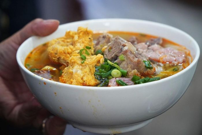 Du khách thưởng thức Bún bò Huế tại sự kiện. Ảnh: S.Thùy
