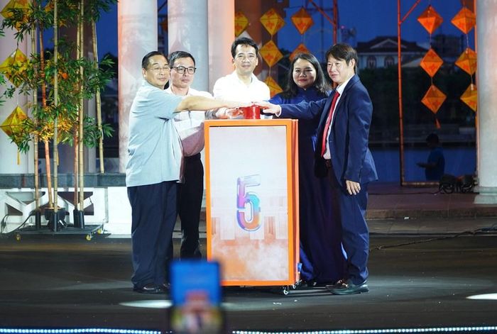 Ban Tổ chức thực hiện nghi thức khai mạc chương trình "Huế - Kinh đô ẩm thực". Ảnh: S.Thùy